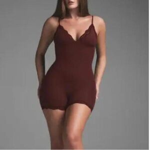 Skims Fits Everybody Lace Triangle Bodysuit, Oxblood, M NWT